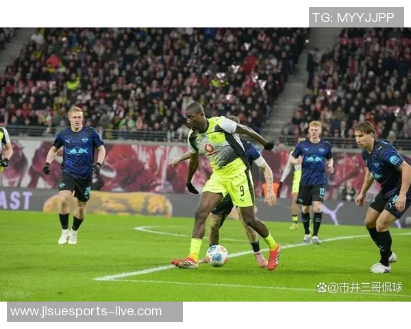 德甲焦点战巴黎圣日耳曼与莱比锡激战成和补时进球引发全场狂欢